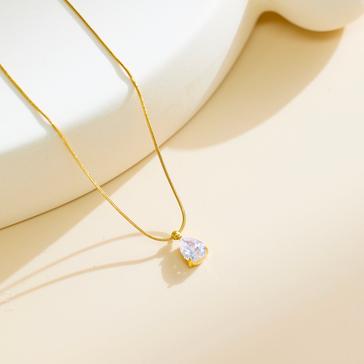 Teara Necklace | Waterproof Gold Teardrop Pendant — TJAURI jewelry